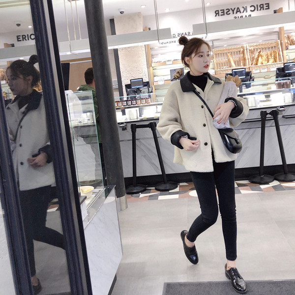 Дамско модерно яке - широк модел в бял цвят