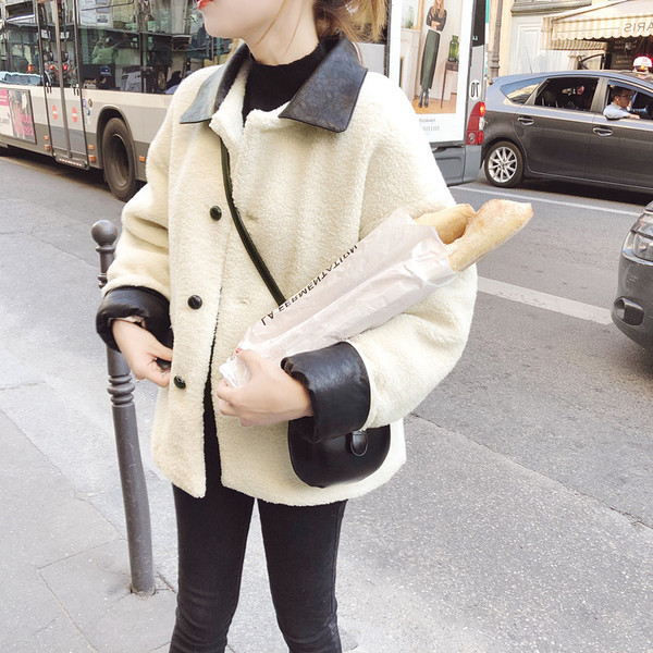 Дамско модерно яке - широк модел в бял цвят