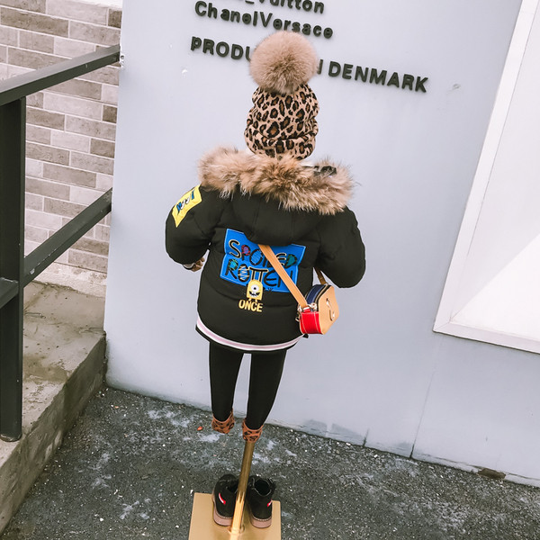 Модерно детско яке с апликация на гърба с пухена качулка