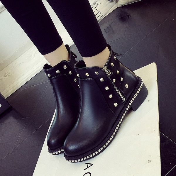 Ежедневни дамски боти с мека подплата и метални елементи в три цвята