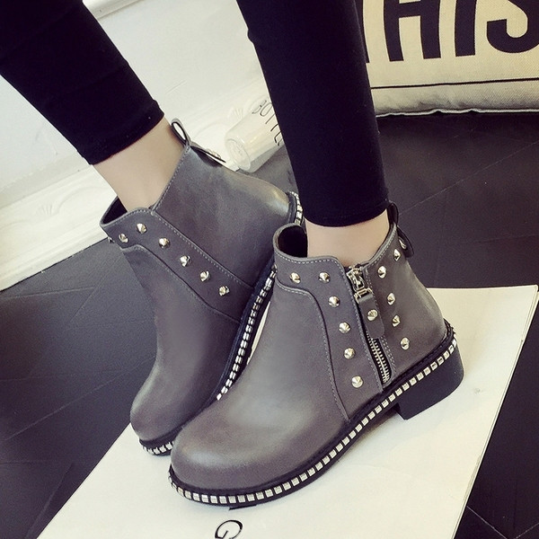 Ежедневни дамски боти с мека подплата и метални елементи в три цвята