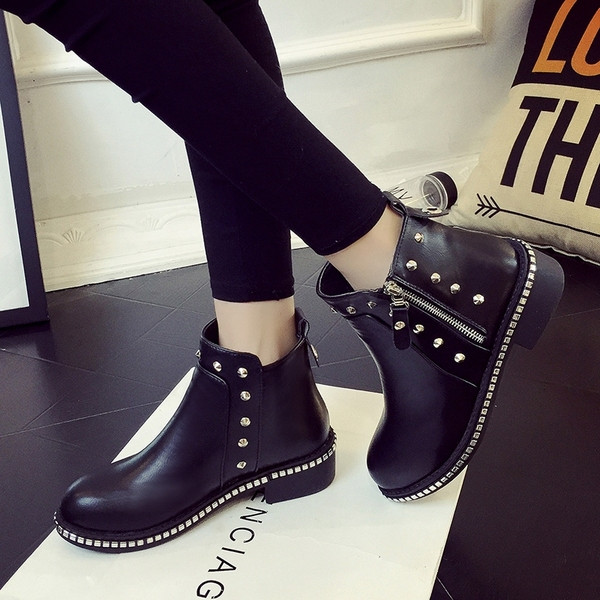 Ежедневни дамски боти с мека подплата и метални елементи в три цвята