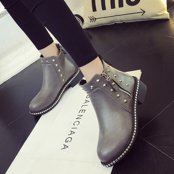 Ежедневни дамски боти с мека подплата и метални елементи в три цвята