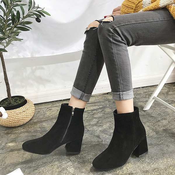 Κομψή κυρίες μπότες έξυπνο μοντέλο με παχύ ρεύμα σε καφέ και μαύρο χρώμα