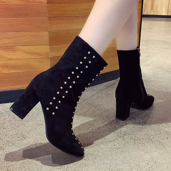 Стилни дамски боти с метални елементи и дебел ток в черен цвят