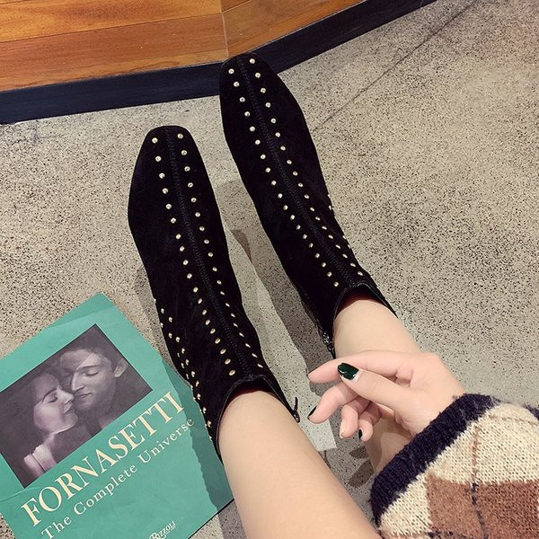 Стилни дамски боти с метални елементи и дебел ток в черен цвят