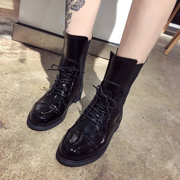 Лачени дамски боти с връзки в черен цвят