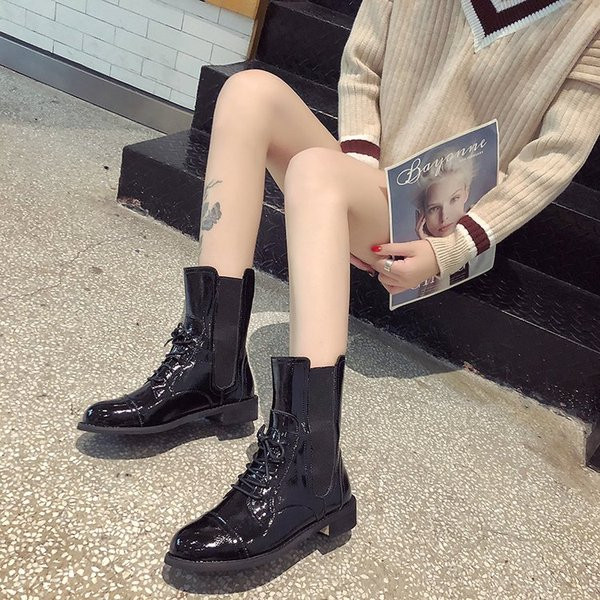 Лачени дамски боти с връзки в черен цвят