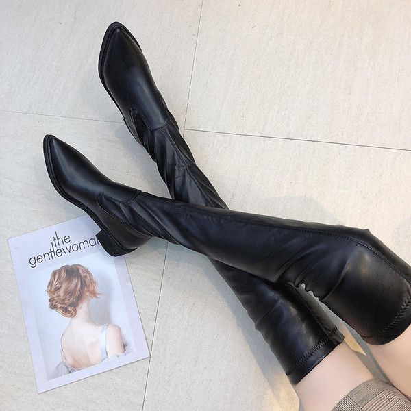 Стилни дасмки ботуши заострен модел от еко кожа в черен цвят 