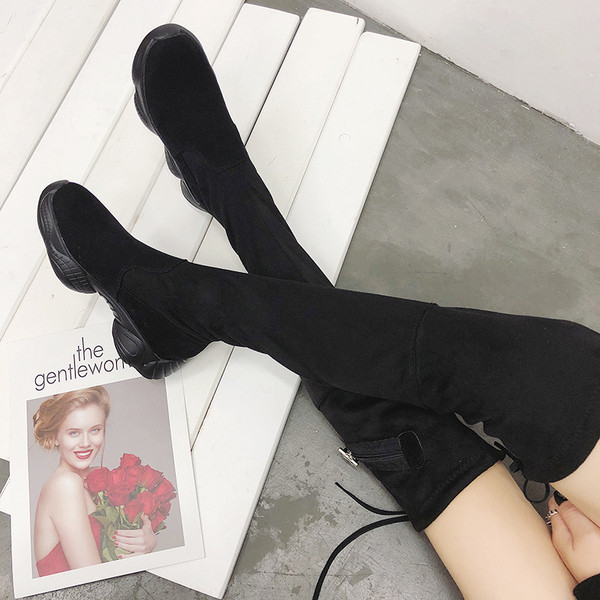 Нов модел дамски ботуши с груба подметка от еко велур в черен цвят 