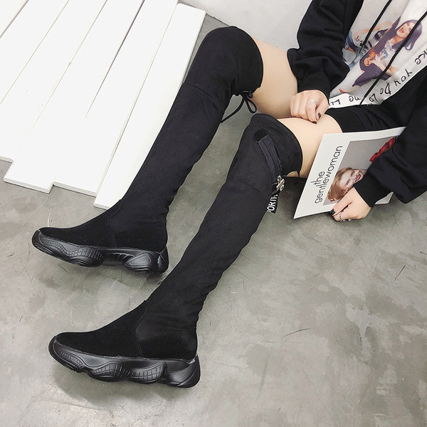 Нов модел дамски ботуши с груба подметка от еко велур в черен цвят 