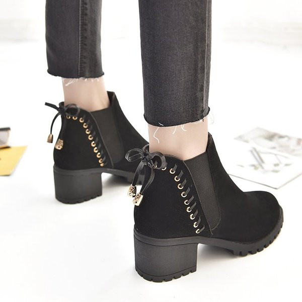 Модерни дамски боти с връзки и дебел ток в черен цвят