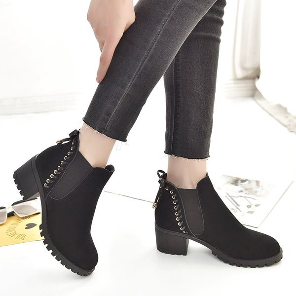 Модерни дамски боти с връзки и дебел ток в черен цвят