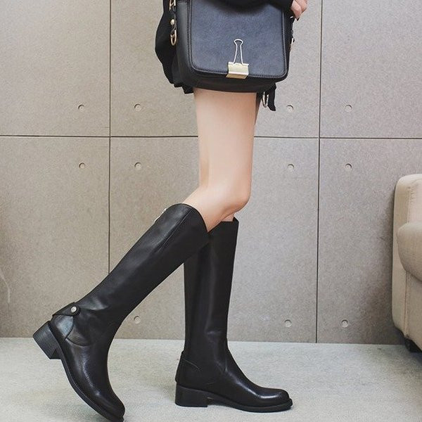 Модерни дамски ботуши изчистен модел от еко кожа в черен цвят 