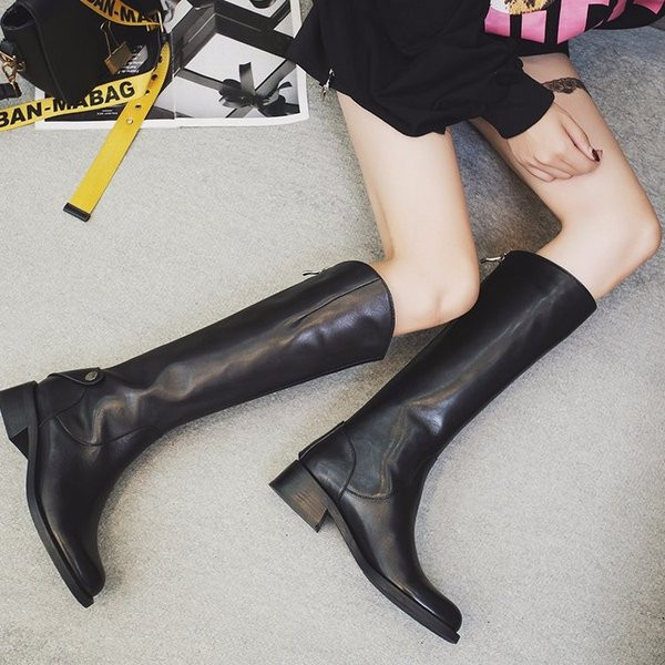 Модерни дамски ботуши изчистен модел от еко кожа в черен цвят 