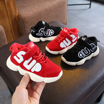 Παιδικά πάνινα παπούτσια με ζεστή επένδυση για αγόρια σε μαύρο και κόκκινο χρώμα