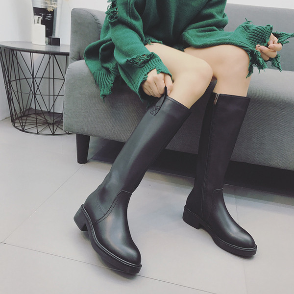 Дамски зимни ботуши заострен модел от еко кожа в черен цвят 