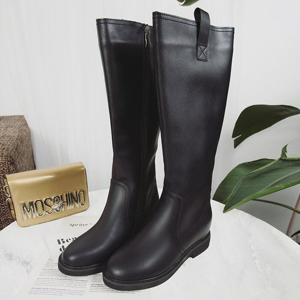 Дамски зимни ботуши заострен модел от еко кожа в черен цвят 