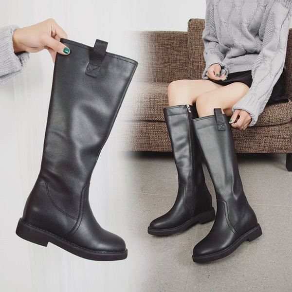 Дамски зимни ботуши заострен модел от еко кожа в черен цвят 