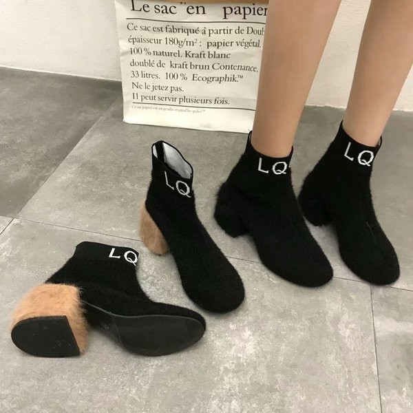 Актуални дамски боти с надпис и пухен ток в два цвята