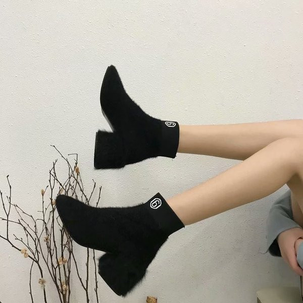 Актуални дамски боти с надпис и пухен ток в два цвята