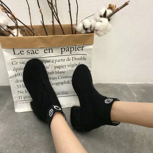 Актуални дамски боти с надпис и пухен ток в два цвята