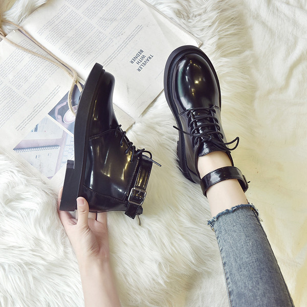 Дамски лачени боти с връзки в черен цвят