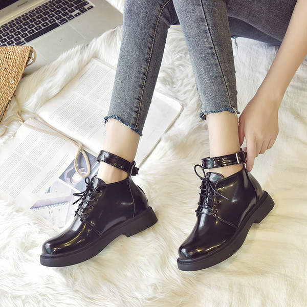 Дамски лачени боти с връзки в черен цвят