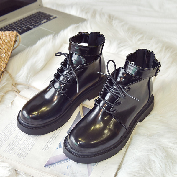 Дамски лачени боти с връзки в черен цвят