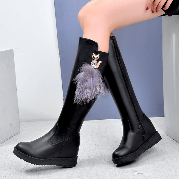 Модерни дамски ботуши от еко кожа  с метална декорация 