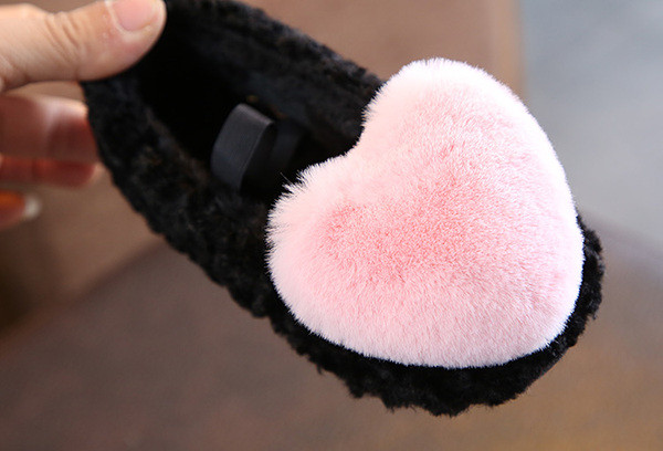 Детски пухкави обувки за момичета със сърце в три цвята