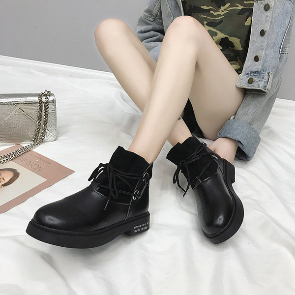 Дамски ежедневни боти с връзки в черен цвят