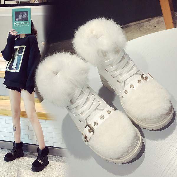 Нов модел дамски спортни боти с пух и метална катарама в бял и черен цвят