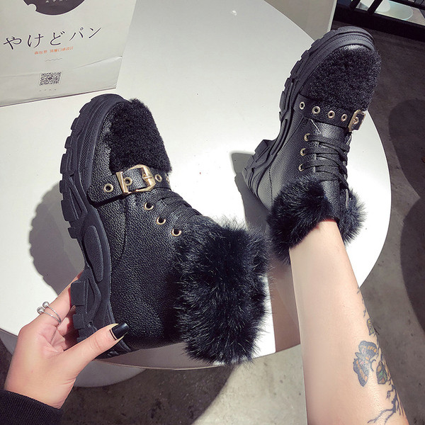 Нов модел дамски спортни боти с пух и метална катарама в бял и черен цвят