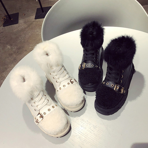 Нов модел дамски спортни боти с пух и метална катарама в бял и черен цвят