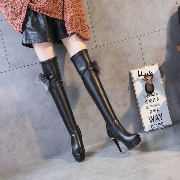 Модерни дамски ботуши заострен модел с елемент пух 