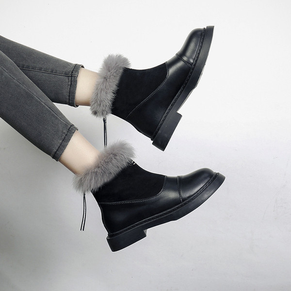 Дамски боти с равна подметка в черен цвят със сив пух