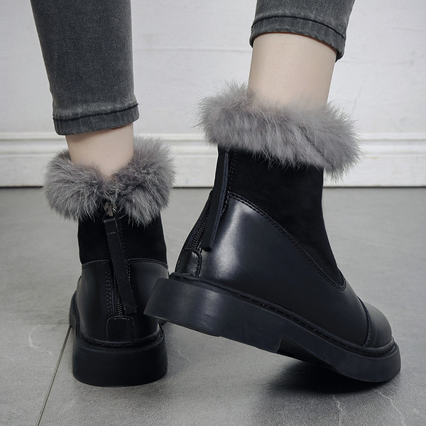 Дамски боти с равна подметка в черен цвят със сив пух