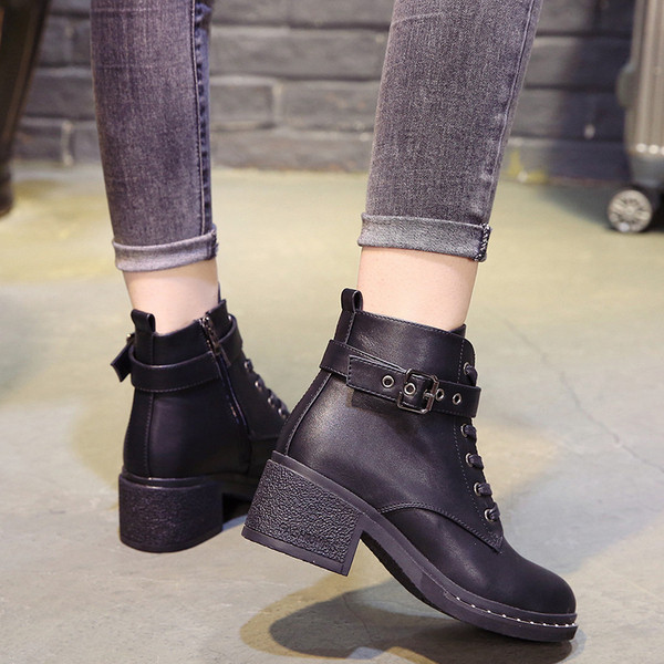 Дамски боти с нисък ток и връзки в черен цвят от еко кожа