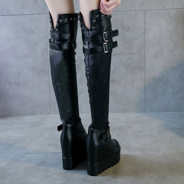 Модерни дамски ботуши от еко кожа с платформа в черен цвят 