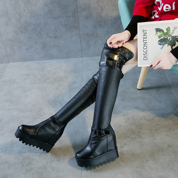 Модерни дамски ботуши от еко кожа с платформа в черен цвят 