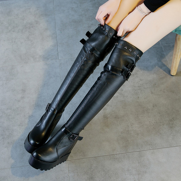 Модерни дамски ботуши от еко кожа с платформа в черен цвят 