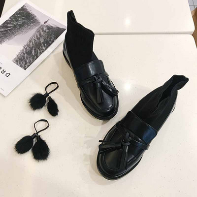 Σύγχρονες γυναικείες μπότες μαύρες με φούντα