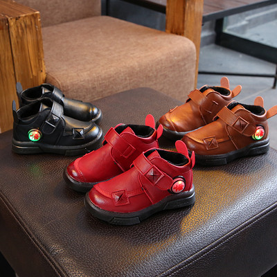 Детски зимни обувки за момчета от еко кожа с лепенки в черен, червен и кафяв цвят