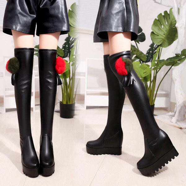 Ghete de dama moderne din piele ecologica cu un element de puf colorat