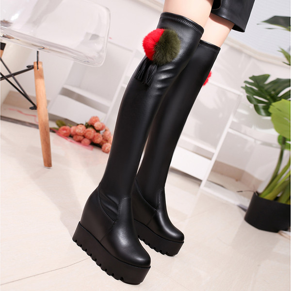 Ghete de dama moderne din piele ecologica cu un element de puf colorat