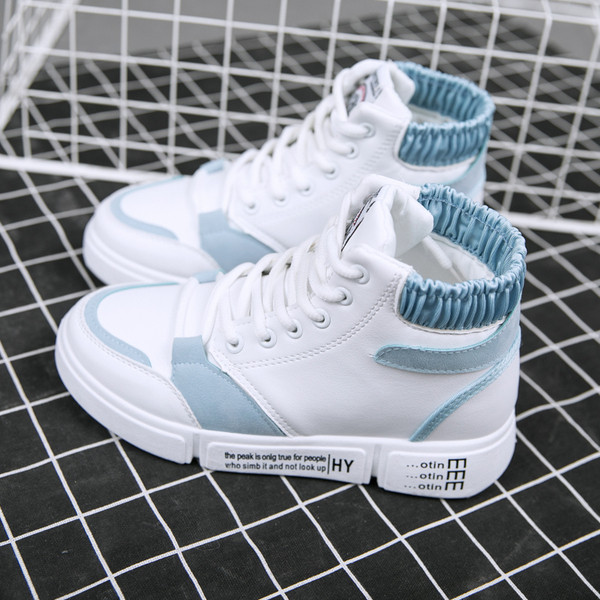 Tenisi actuali potriviti pentru barbati si femei in trei culori