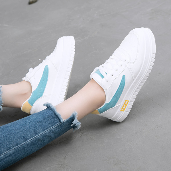 Tenisi moderni de damă în alb