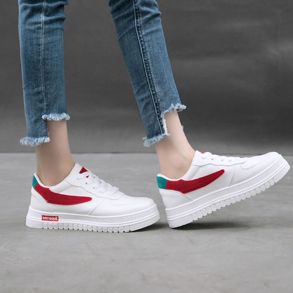 Tenisi moderni de damă în alb