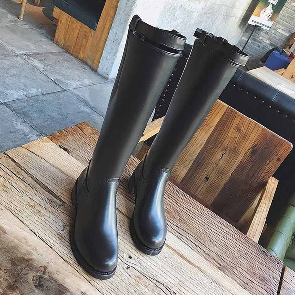 Стилни дамски ботуши от еко кожа изчистен модел 